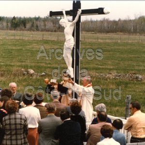 Messe en plein air au rang 6 de Mont-Carmel