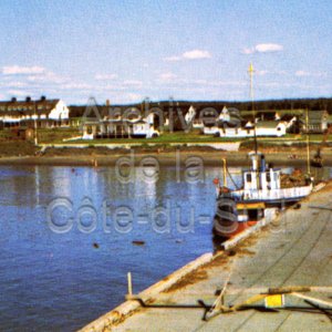Quai et chalets sur le bord du Saint-Laurent