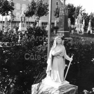 Statue de Bernadette pr&egrave;s de la grotte Notre-Dame de Lourdes