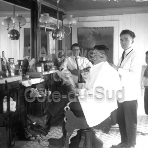 Le salon de barbier de Pantal&eacute;on Hudon en 1921
