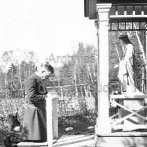 Souvenir du jour o&ugrave; j&rsquo;ai sign&eacute; mon ruban, symbole de vocation, en face de la madone &agrave; Rivi&egrave;re-Ouelle. L&eacute;on Laplante.